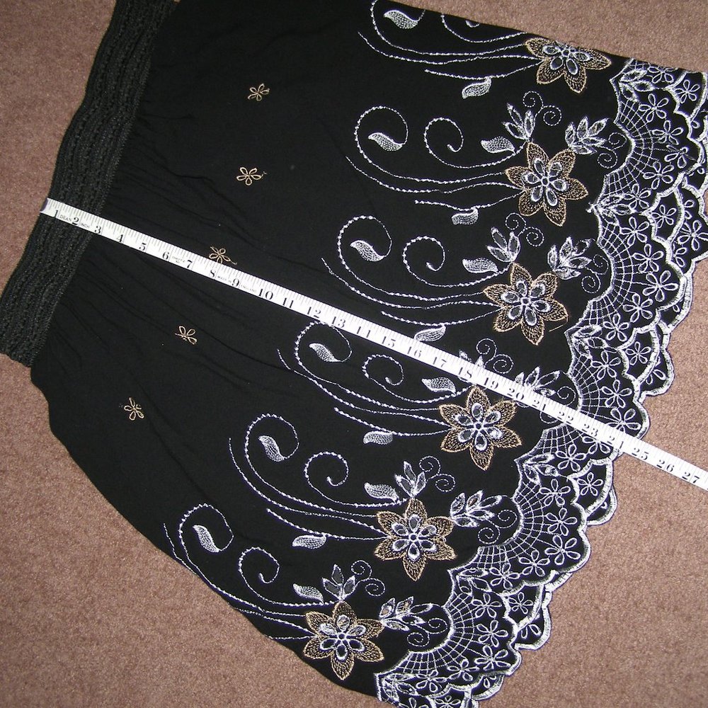 🌹 NEW size L/XL 10-12 Black Skirt with Floral Embroidered design - Picture 12 of 13